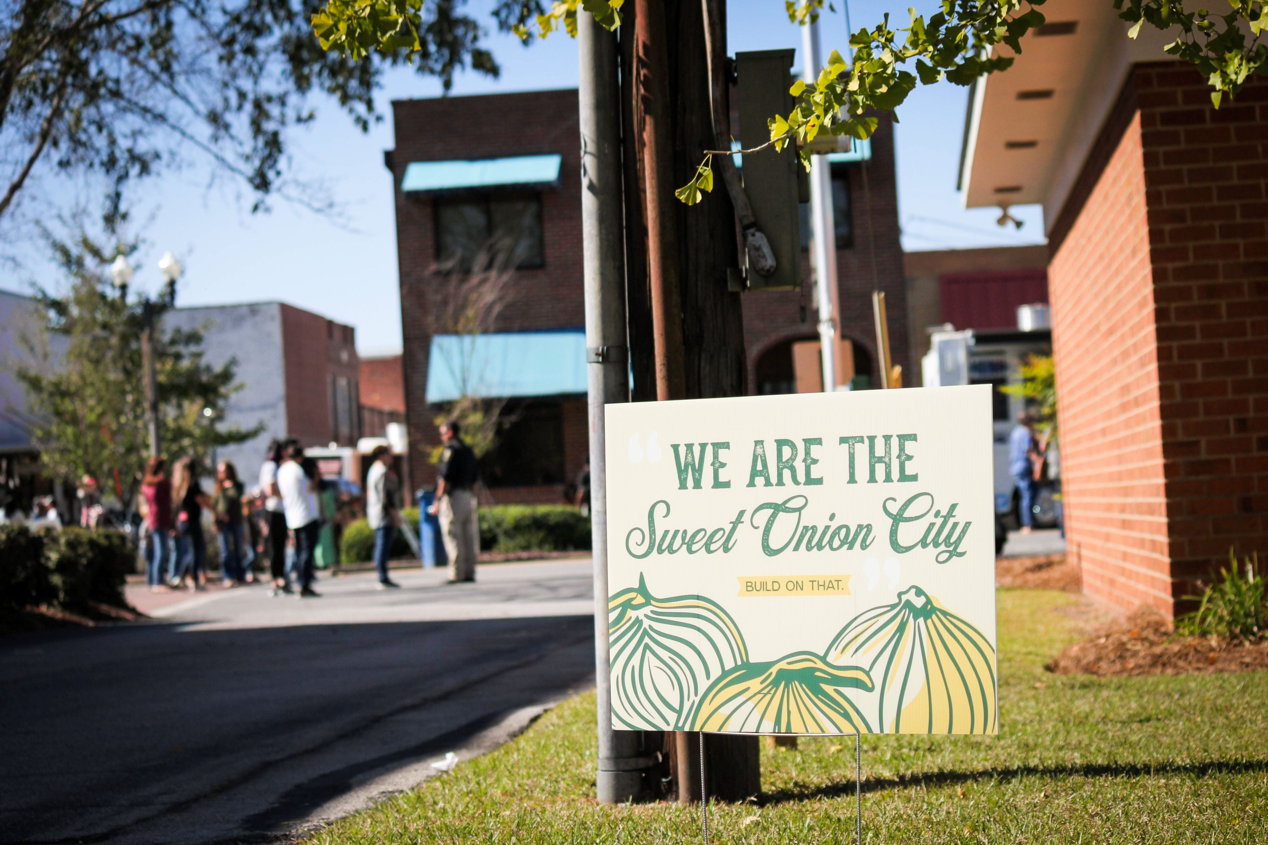 A look at a city street in Vidalia. A sign with Vidalia's tagline sits in the foreground.